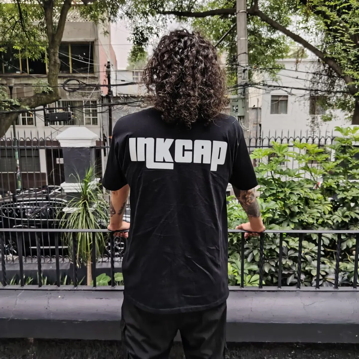 Playera INKCAP negra basic